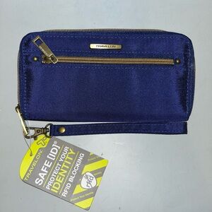 NWT travelon wristlet